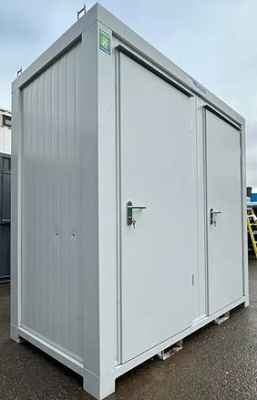 Bloc Sanitaire Double 2,4 × 1,5 m – WC + Urinoir Séparés, Isolé et Prêt à l'Emploi