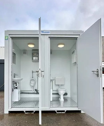 Bloc Sanitaire Double 2,4 × 1,5 m – WC + Urinoir Séparés, Isolé et Prêt à l'Emploi