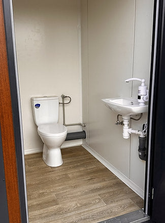 Conteneur Sanitaire 3 Cabines – WC, Lavabo et Chauffe-Eau Intégrés pour Chantiers et Événements
