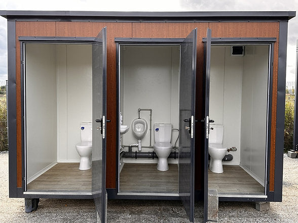 Conteneur Sanitaire 3 Cabines – WC, Lavabo et Chauffe-Eau Intégrés pour Chantiers et Événements