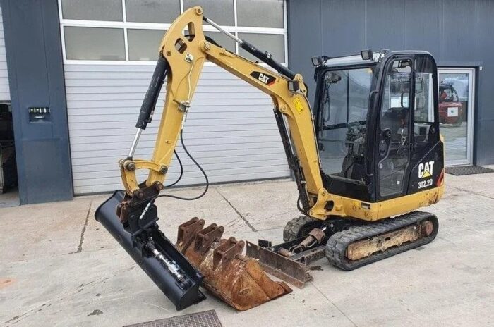 CATERPILLAR 302.2D + 4 GODETS