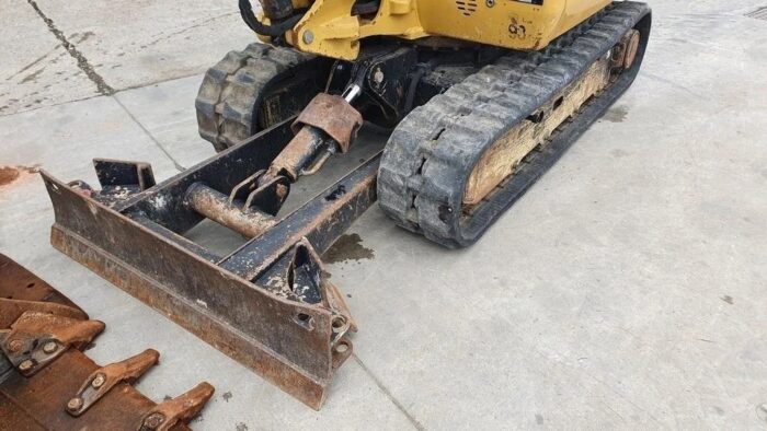 CATERPILLAR 302.2D + 4 GODETS